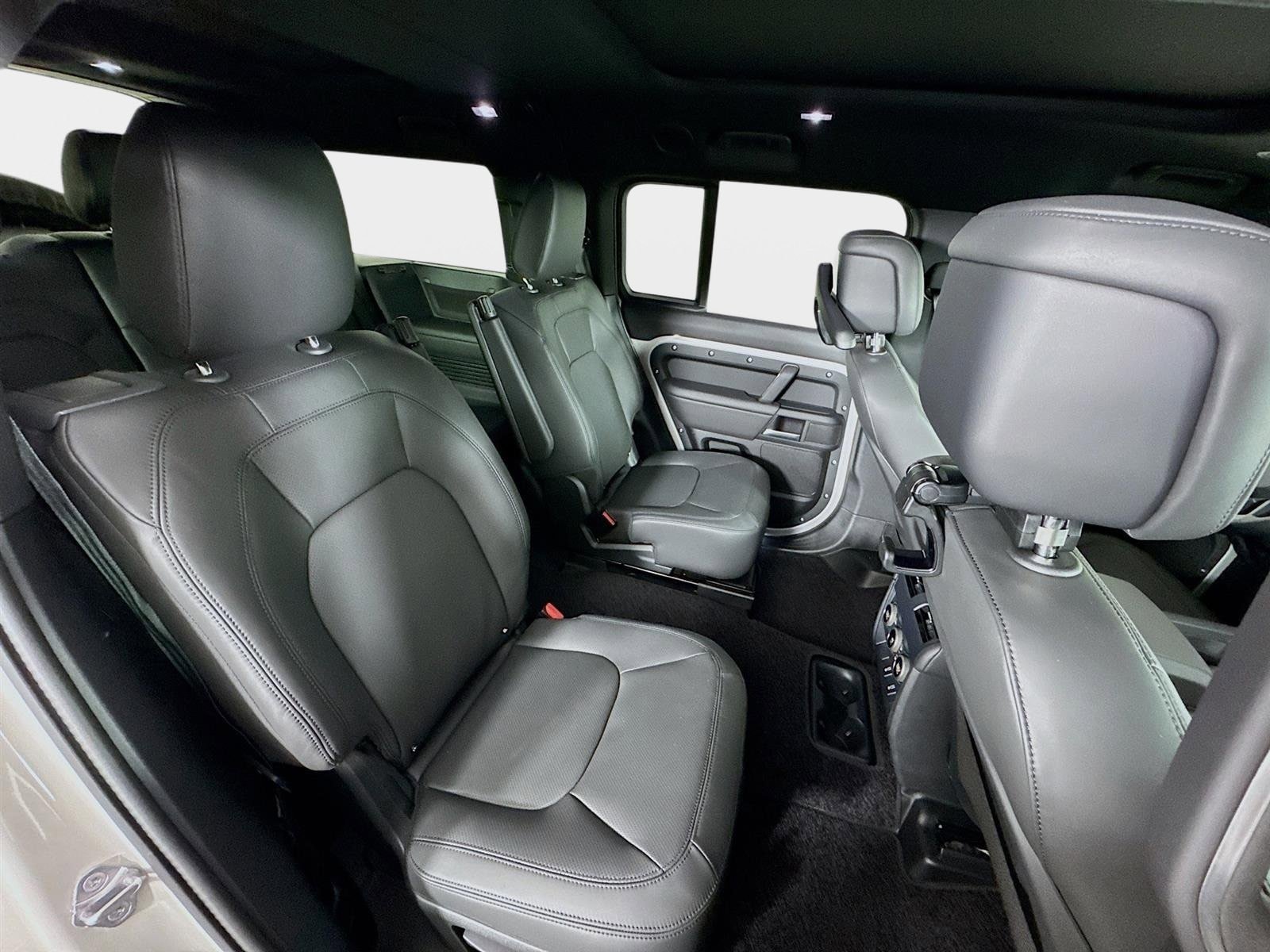 Used 2026 Land Rover Defender 130 X-Dynamic SE AWD/4WD image 29