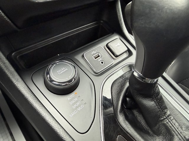 Used 2019 Jeep Cherokee Limited AWD/4WD image 19
