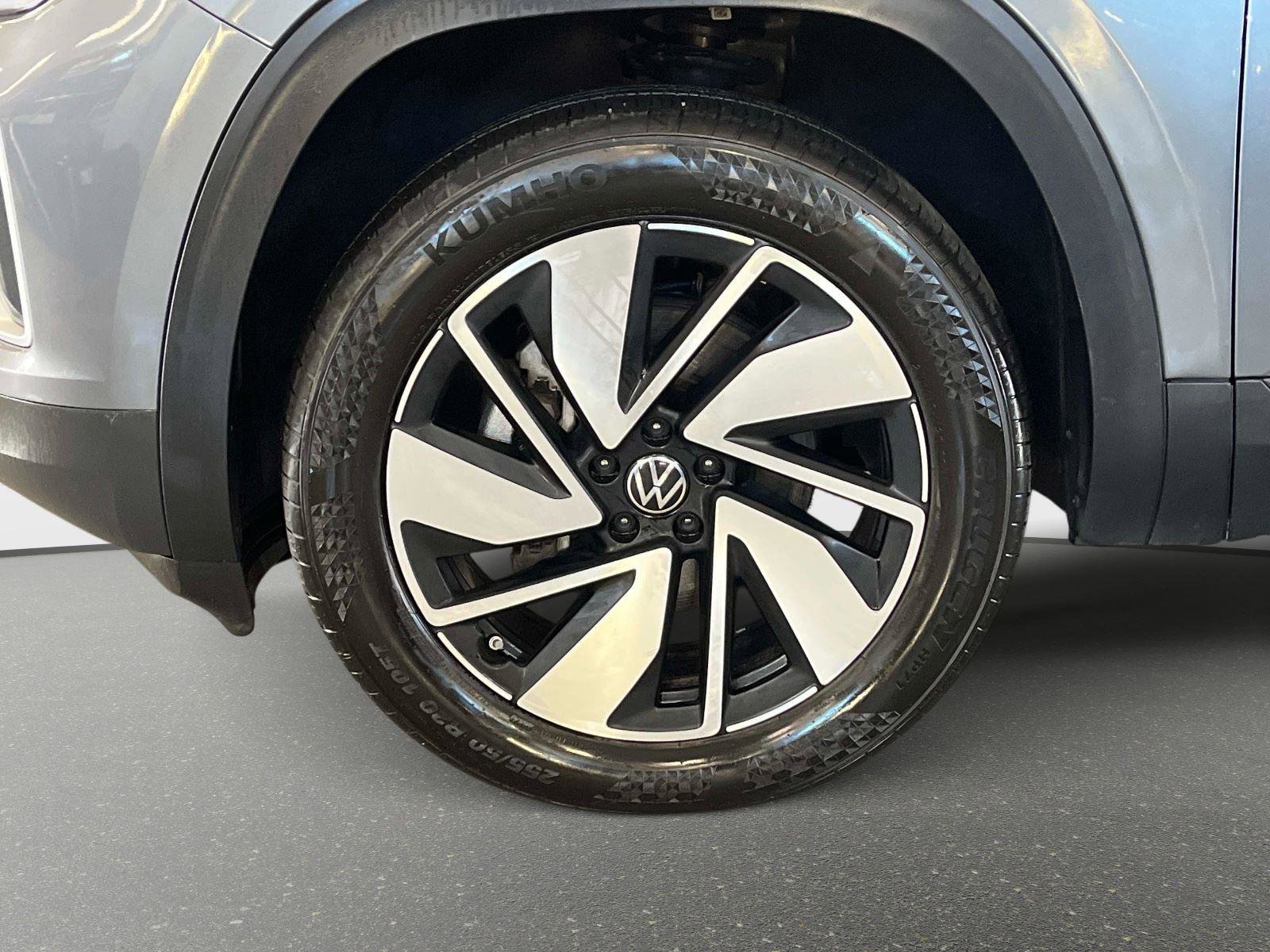 Certified 2025 Volkswagen Atlas SE image 9