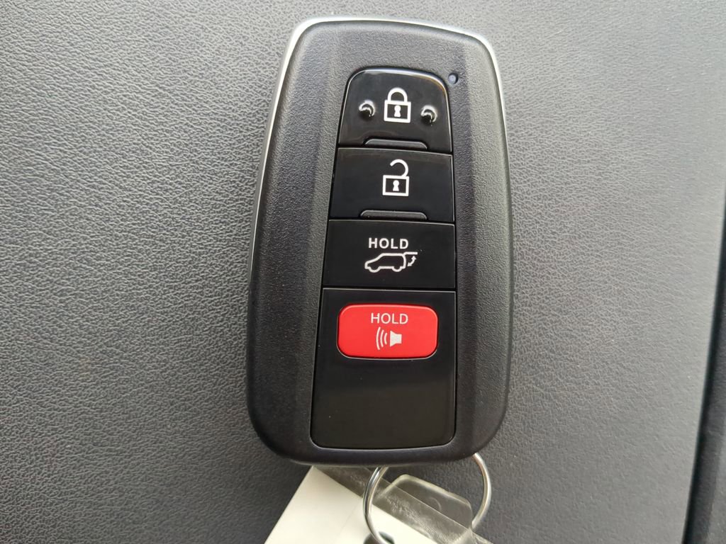 Used 2021 Toyota Highlander XLE image 36