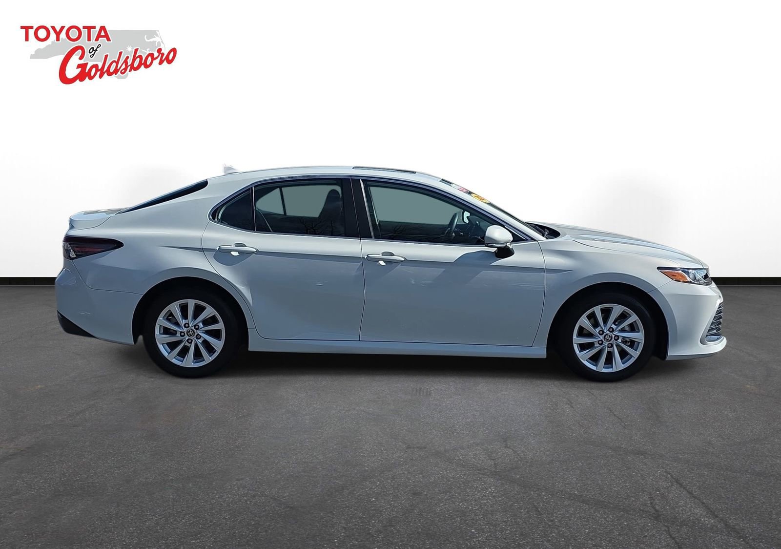 Used 2024 Toyota Camry LE w/ Convenience Package image 4