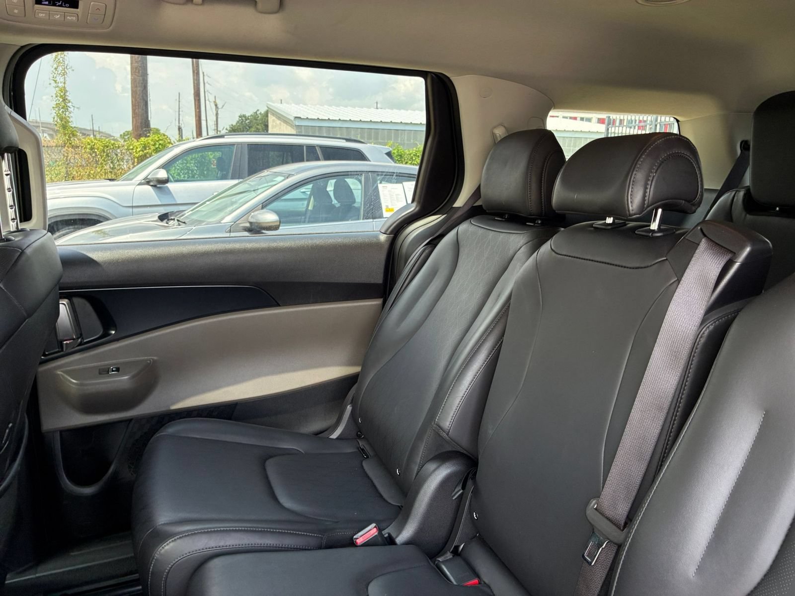 Used 2026 Kia Carnival FWD image 33