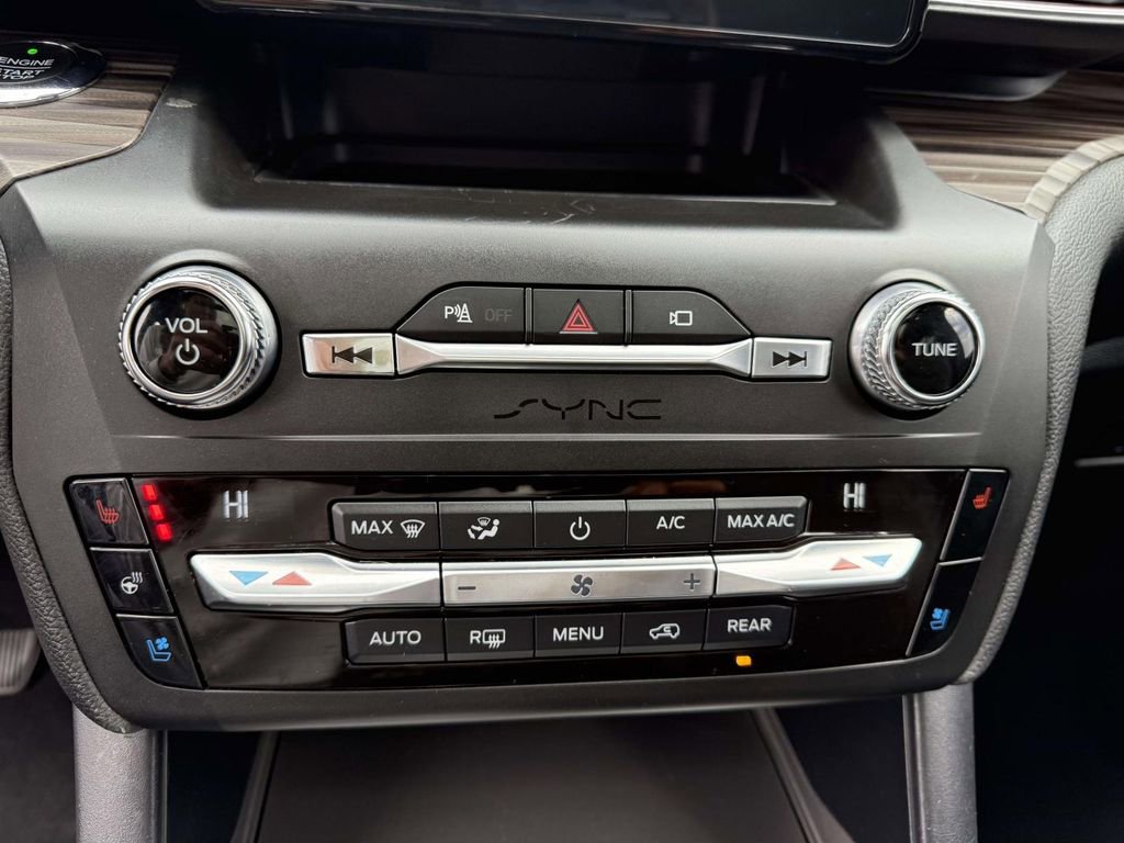 Used 2020 Ford Explorer Limited image 21