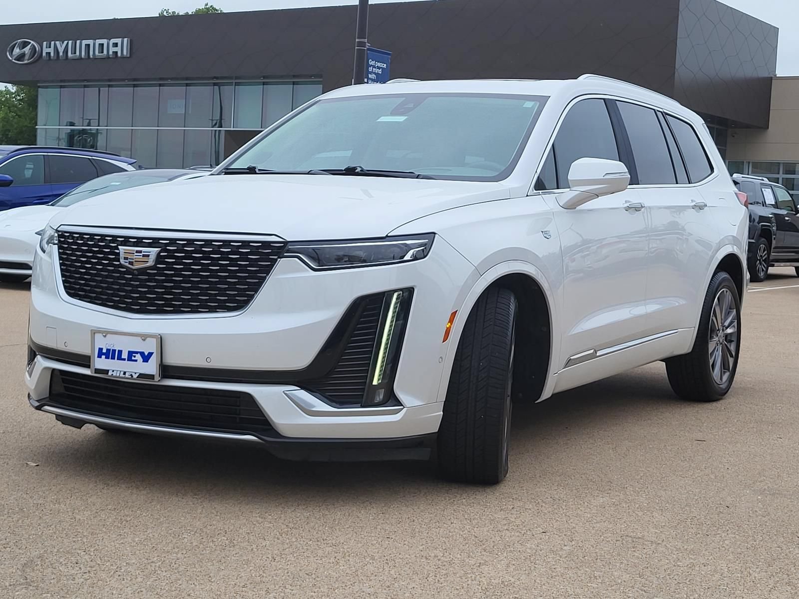 Used 2020 Cadillac XT6 Premium Luxury FWD image 2