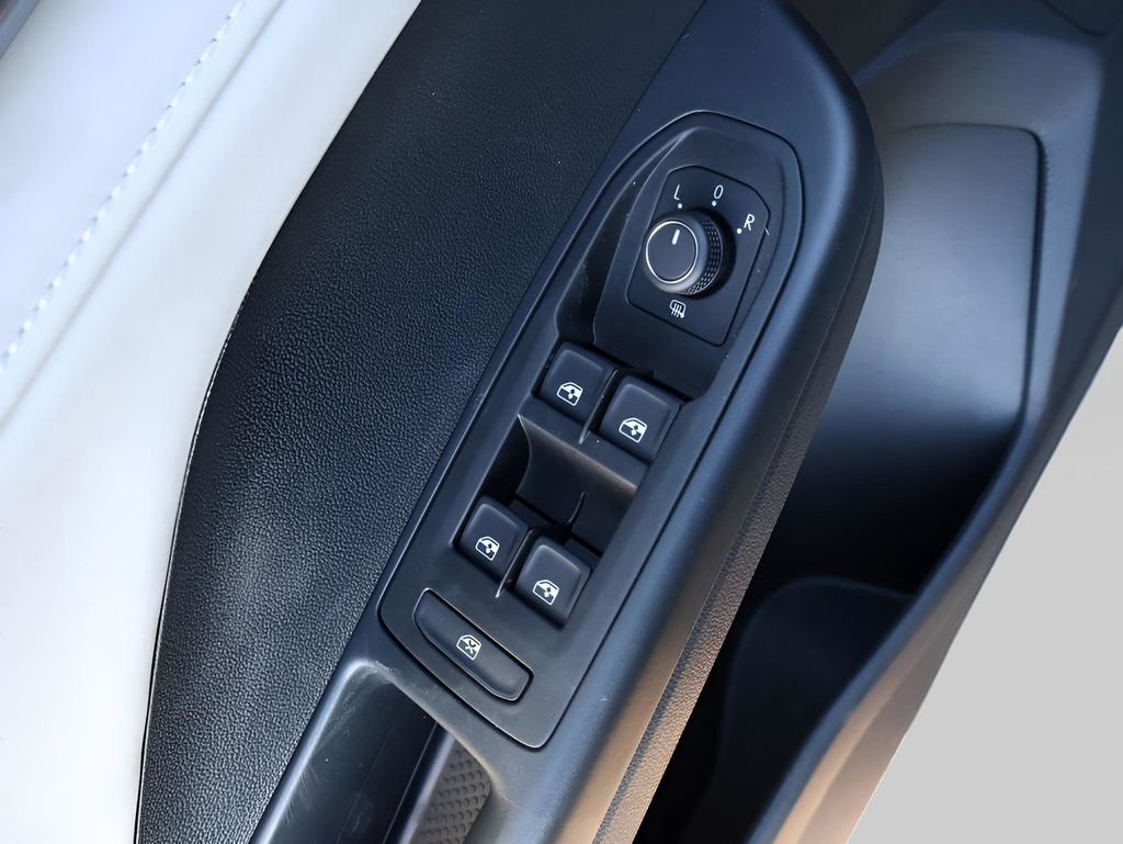 Used 2025 Volkswagen Taos SE image 39