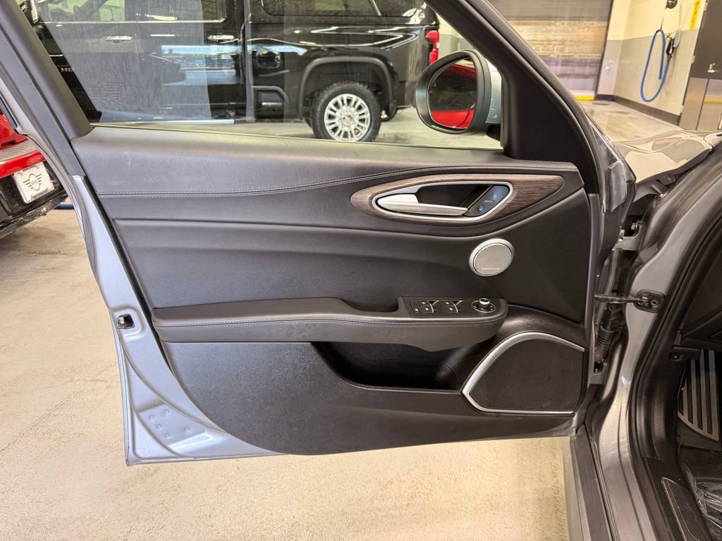 Used 2019 Alfa Romeo Giulia Ti w/ Quick Order Package 22X Lusso AWD/4WD image 10
