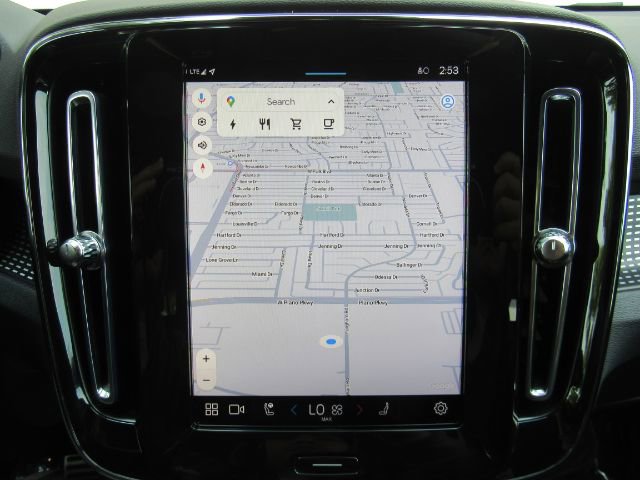 Used 2022 Volvo XC40 P8 Recharge Plus image 11