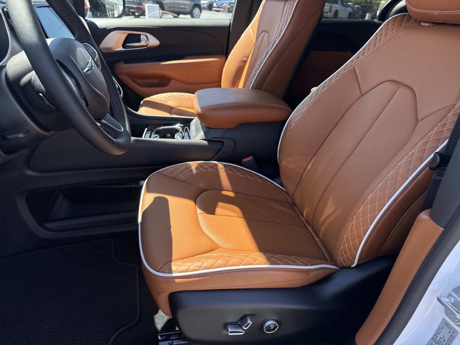 New 2026 Chrysler Pacifica Pinnacle image 13