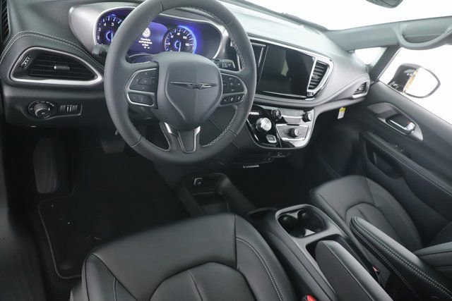 New 2026 Chrysler Pacifica Select image 17