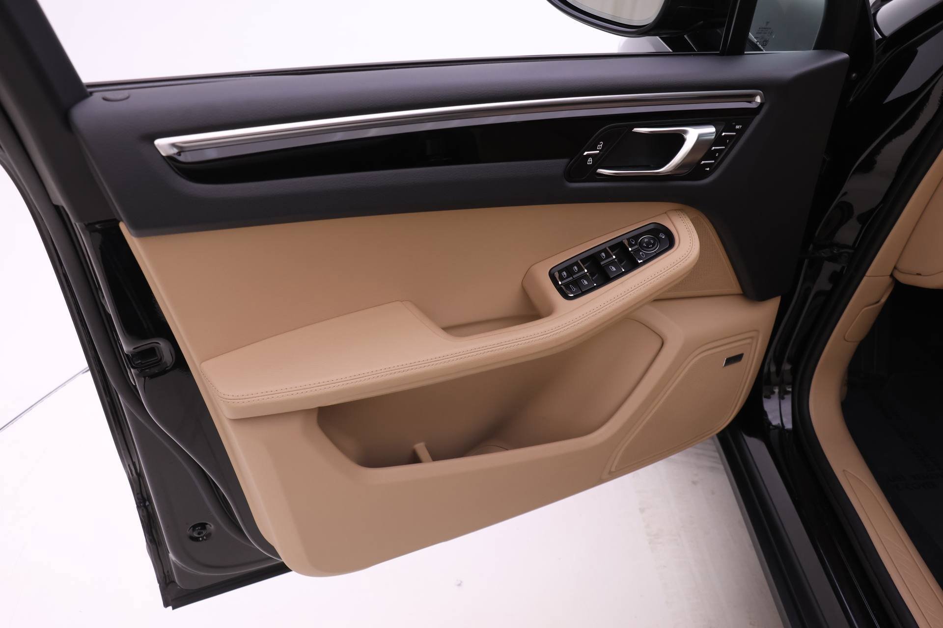 Used 2025 Porsche Macan image 14