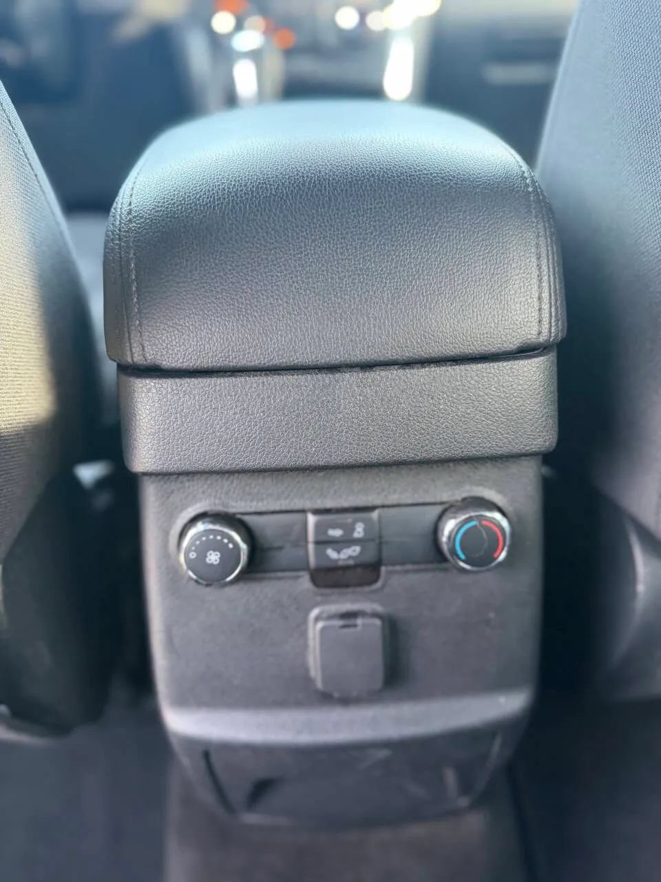 Used 2018 Ford Explorer XLT AWD/4WD image 3