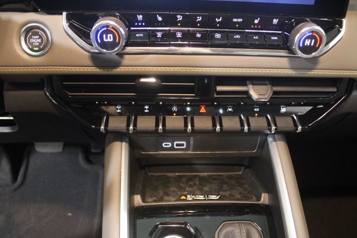 New 2026 Chevrolet Colorado ZR2 w/ Off-Road Front Bumper Package AWD/4WD image 33