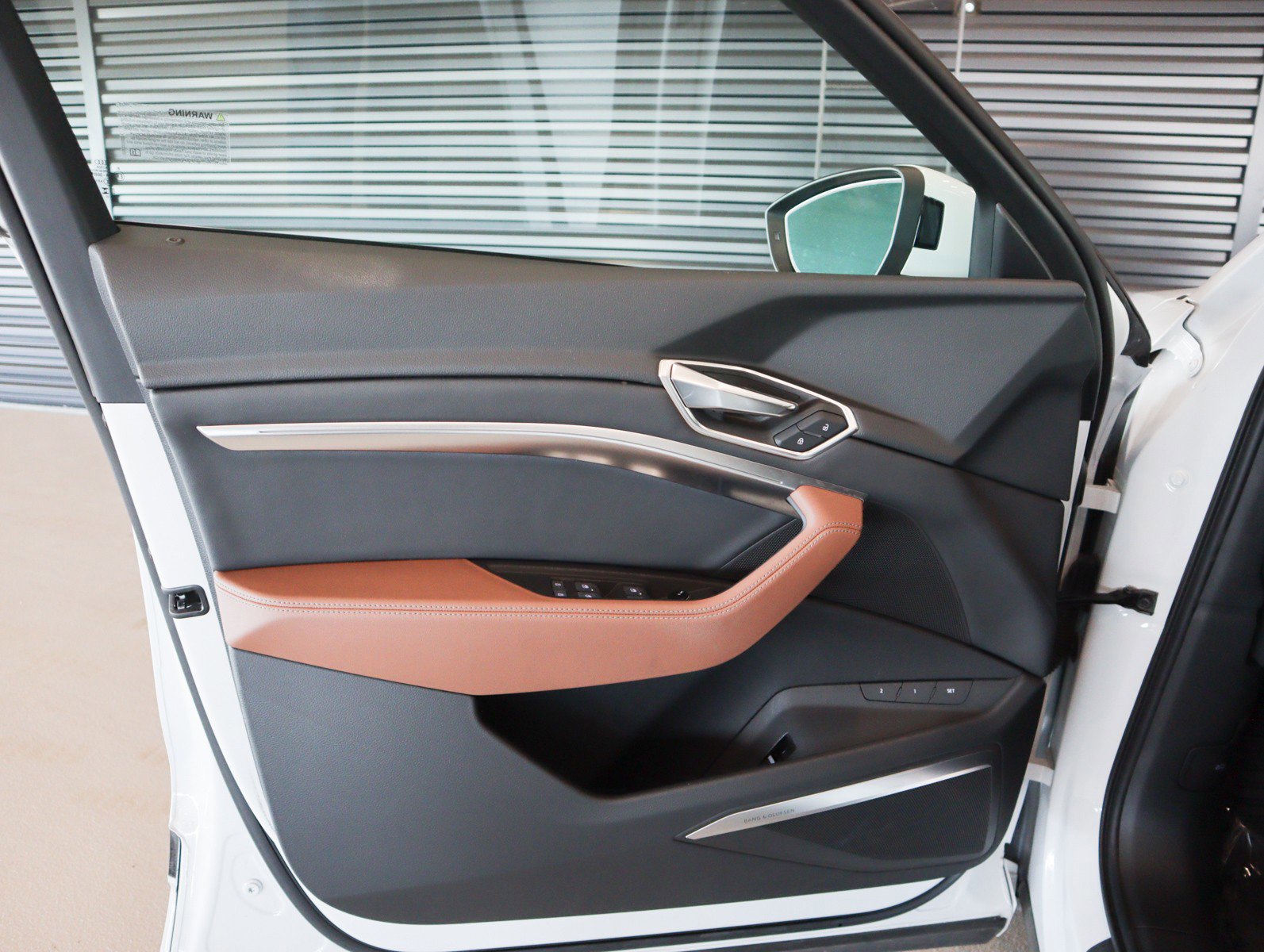 Used 2024 Audi Q8 e-tron Premium Plus image 27