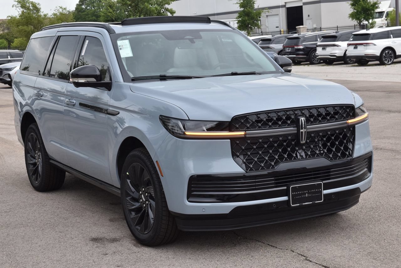 New 2026 Lincoln Navigator Reserve w/ Jet Appearance Package AWD/4WD image 3