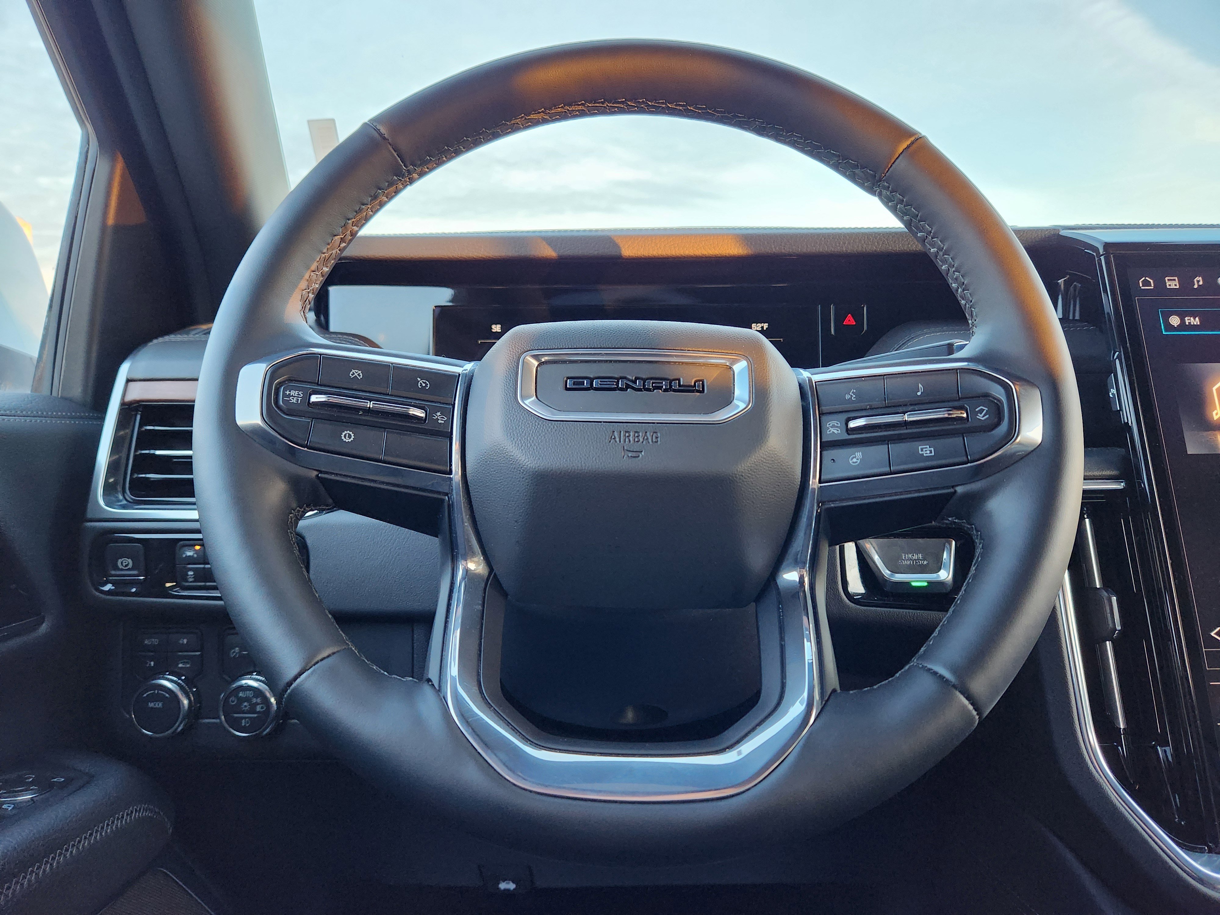 Used 2025 GMC Yukon XL Denali image 22