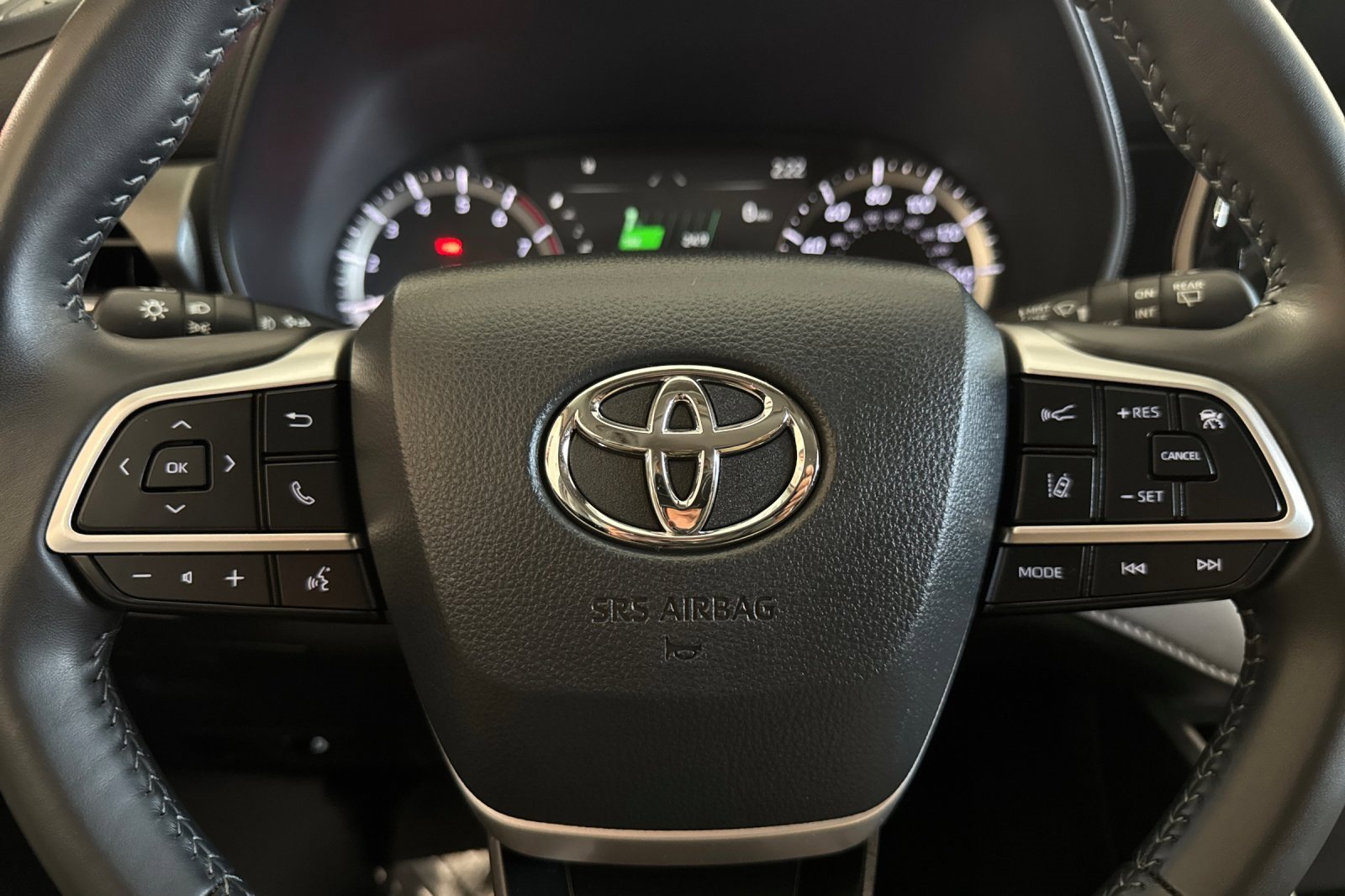 Used 2024 Toyota Highlander LE image 25