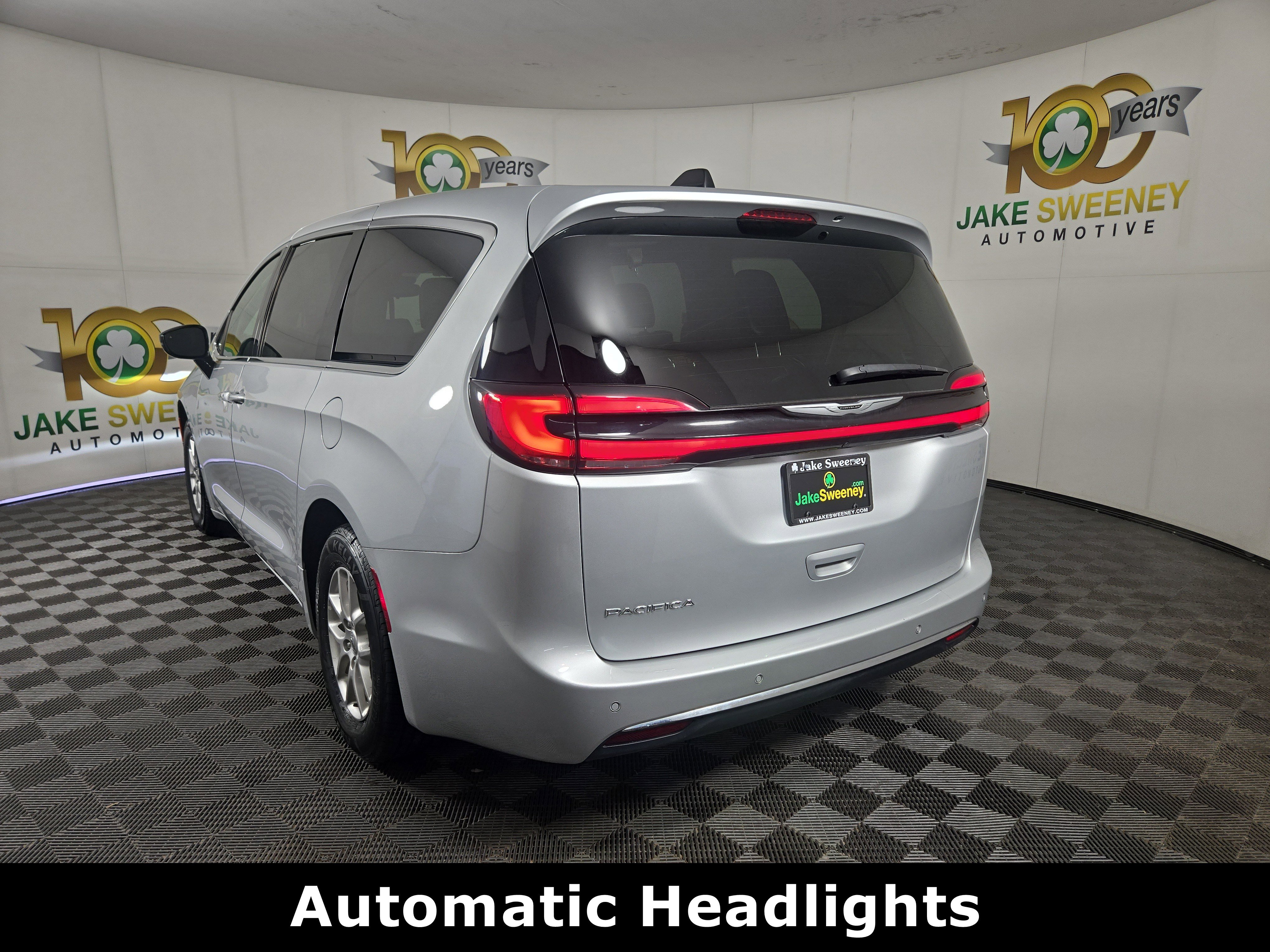 Used 2024 Chrysler Pacifica Touring-L image 6