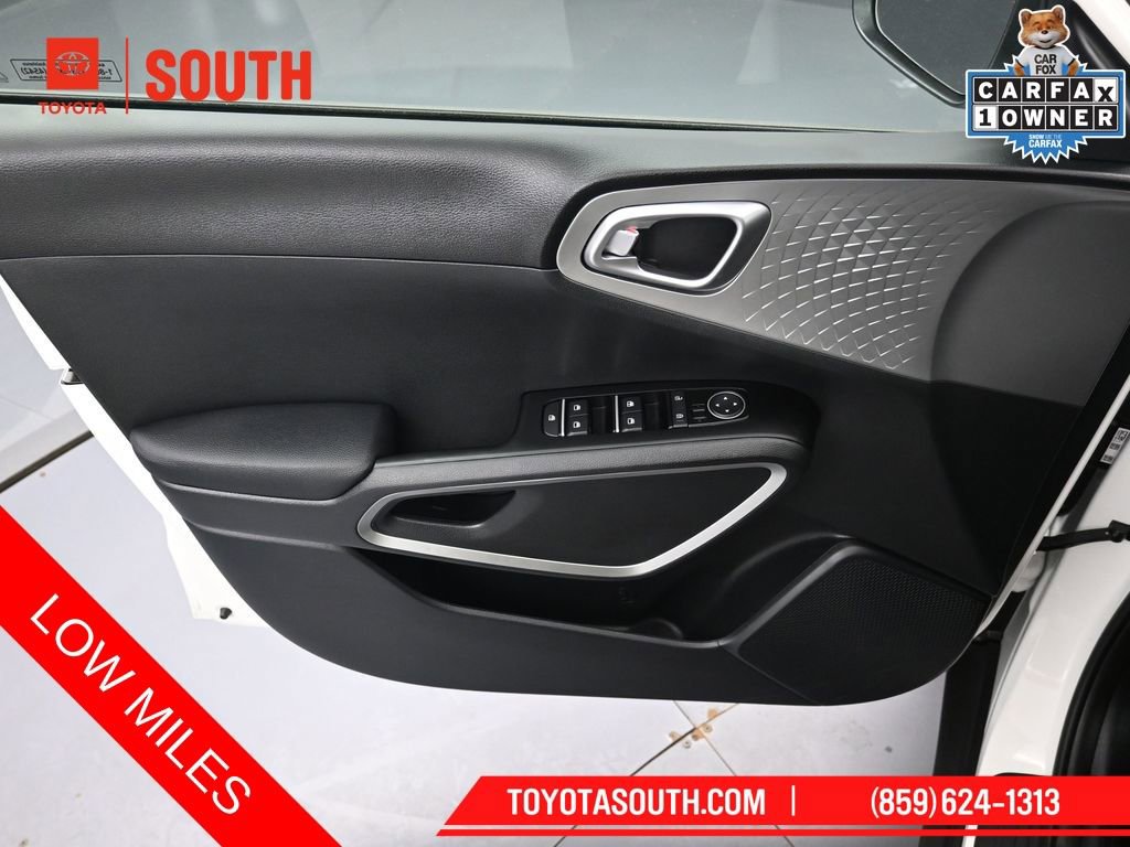 Used 2025 Kia Soul LX w/ LX Technology Package FWD image 19