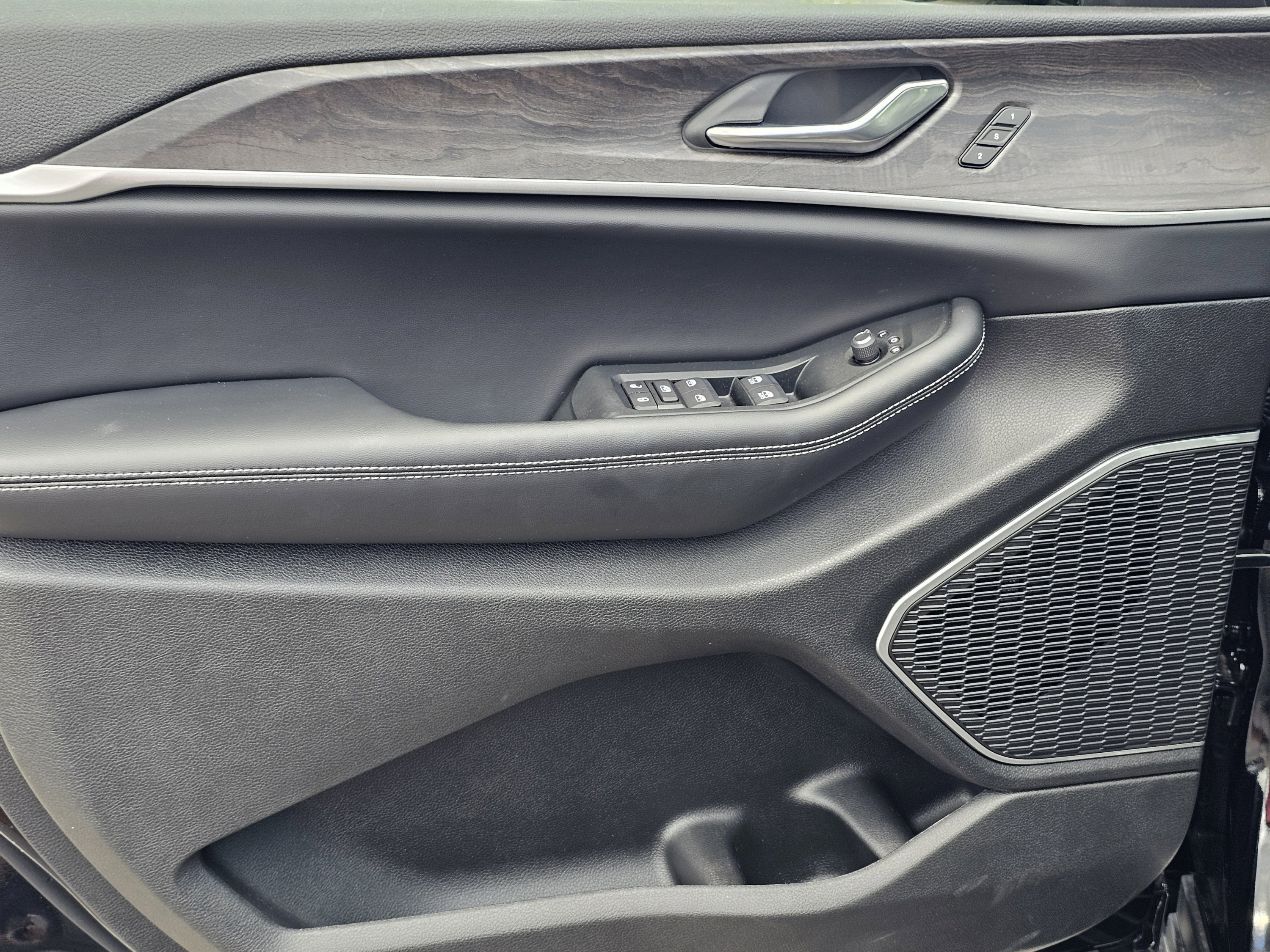 New 2026 Jeep Grand Cherokee Limited RWD image 15