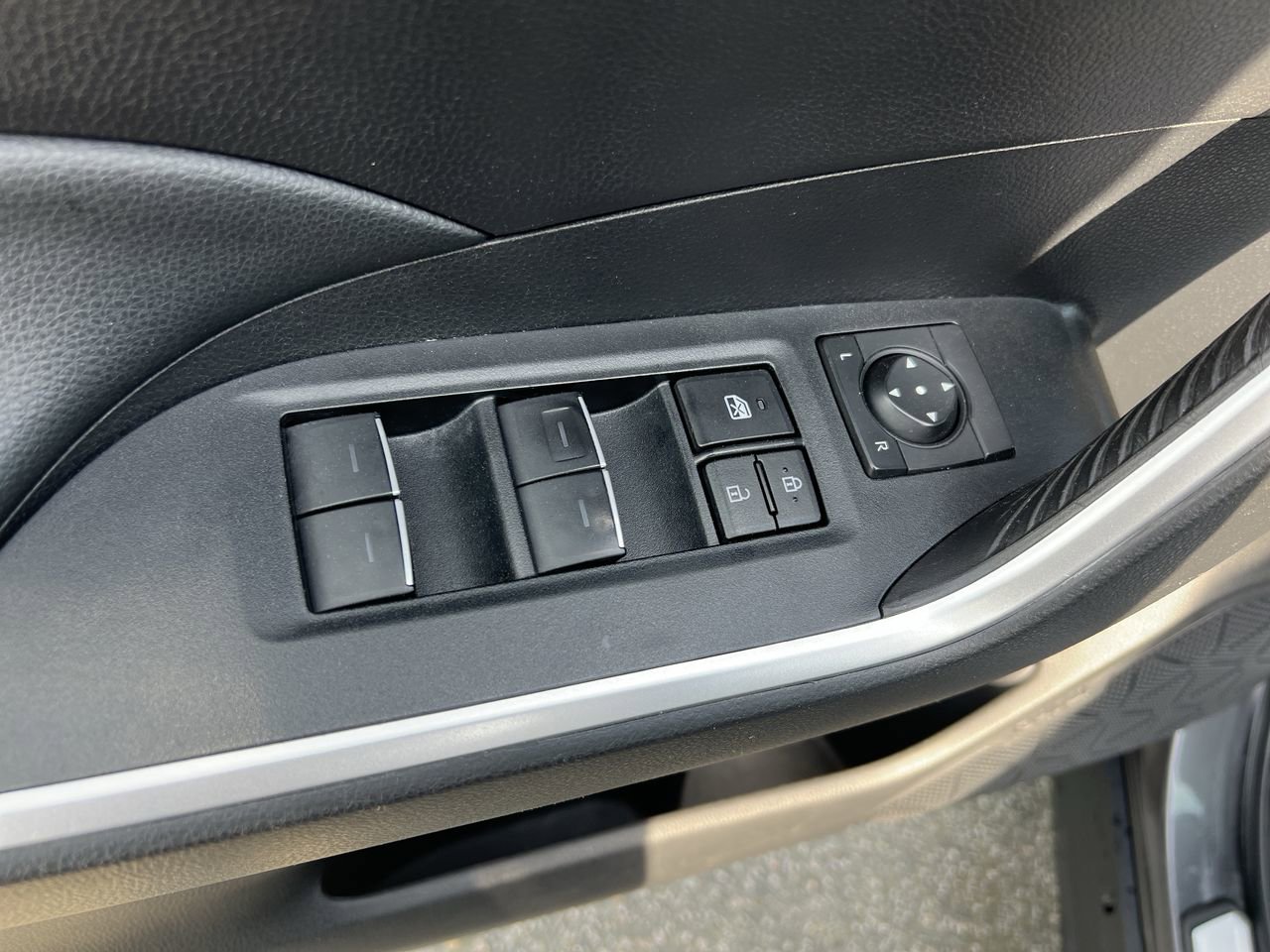 Used 2022 Toyota RAV4 XLE w/ Carpet Mat Package (TMS) image 15
