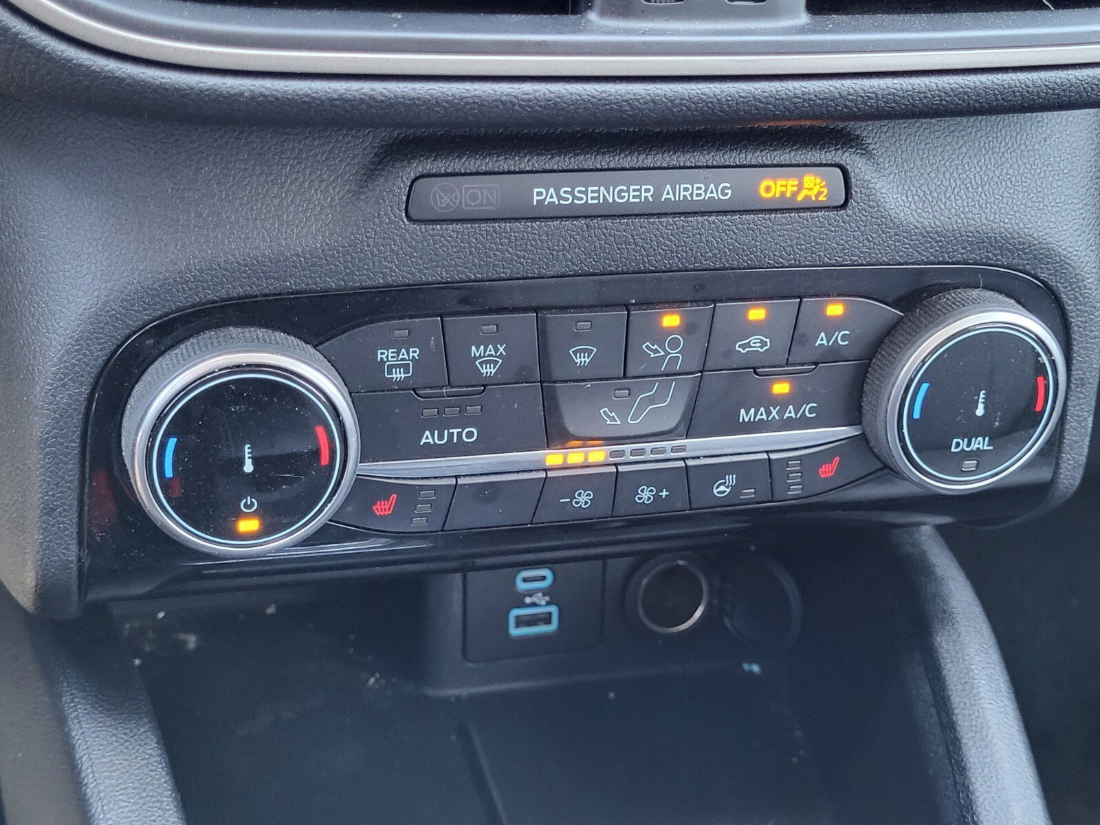 Certified 2022 Ford Escape SE w/ SE Sport Appearance Package image 21