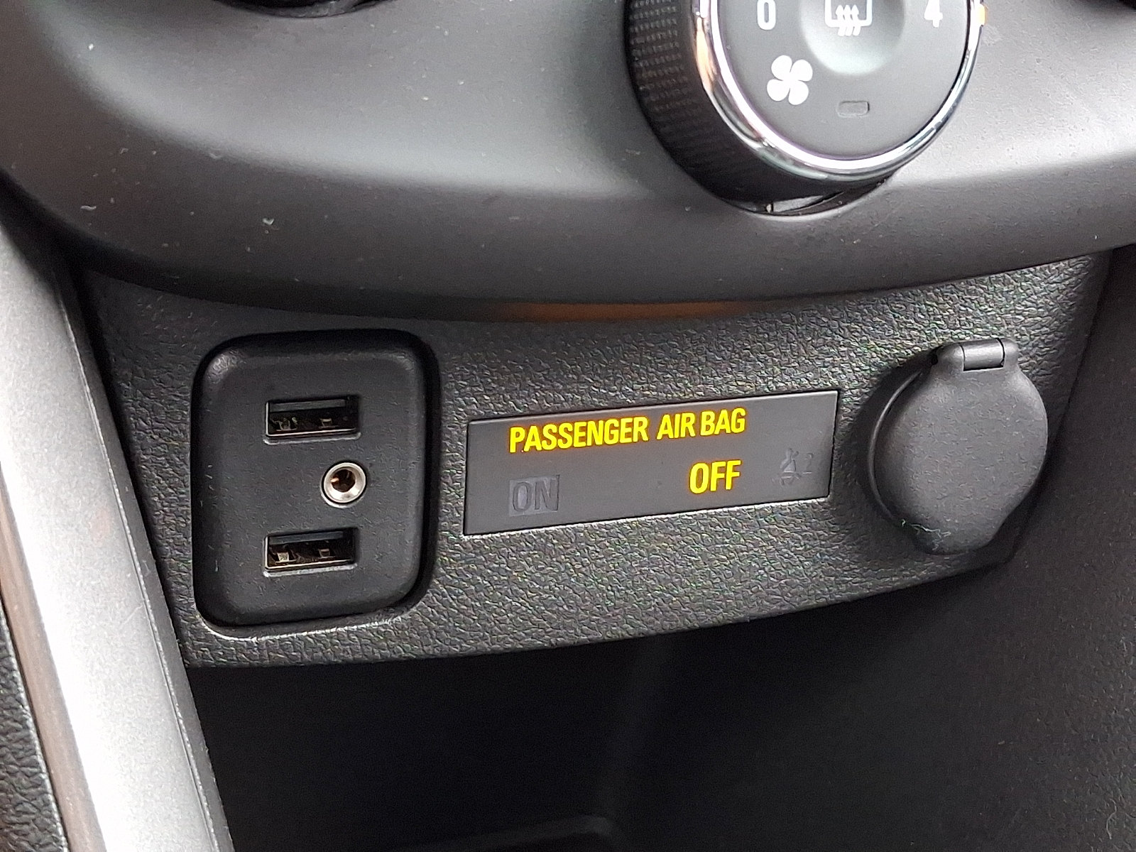 Used 2019 Chevrolet Trax LT w/ LT Convenience Package AWD/4WD image 30