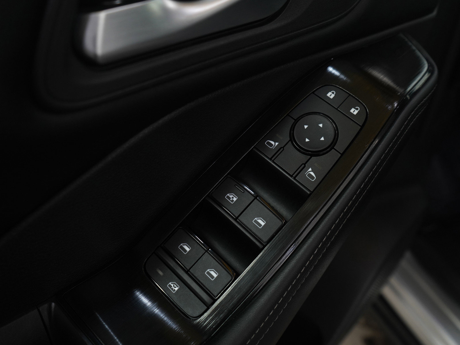 Used 2025 Nissan Rogue SV AWD/4WD image 23