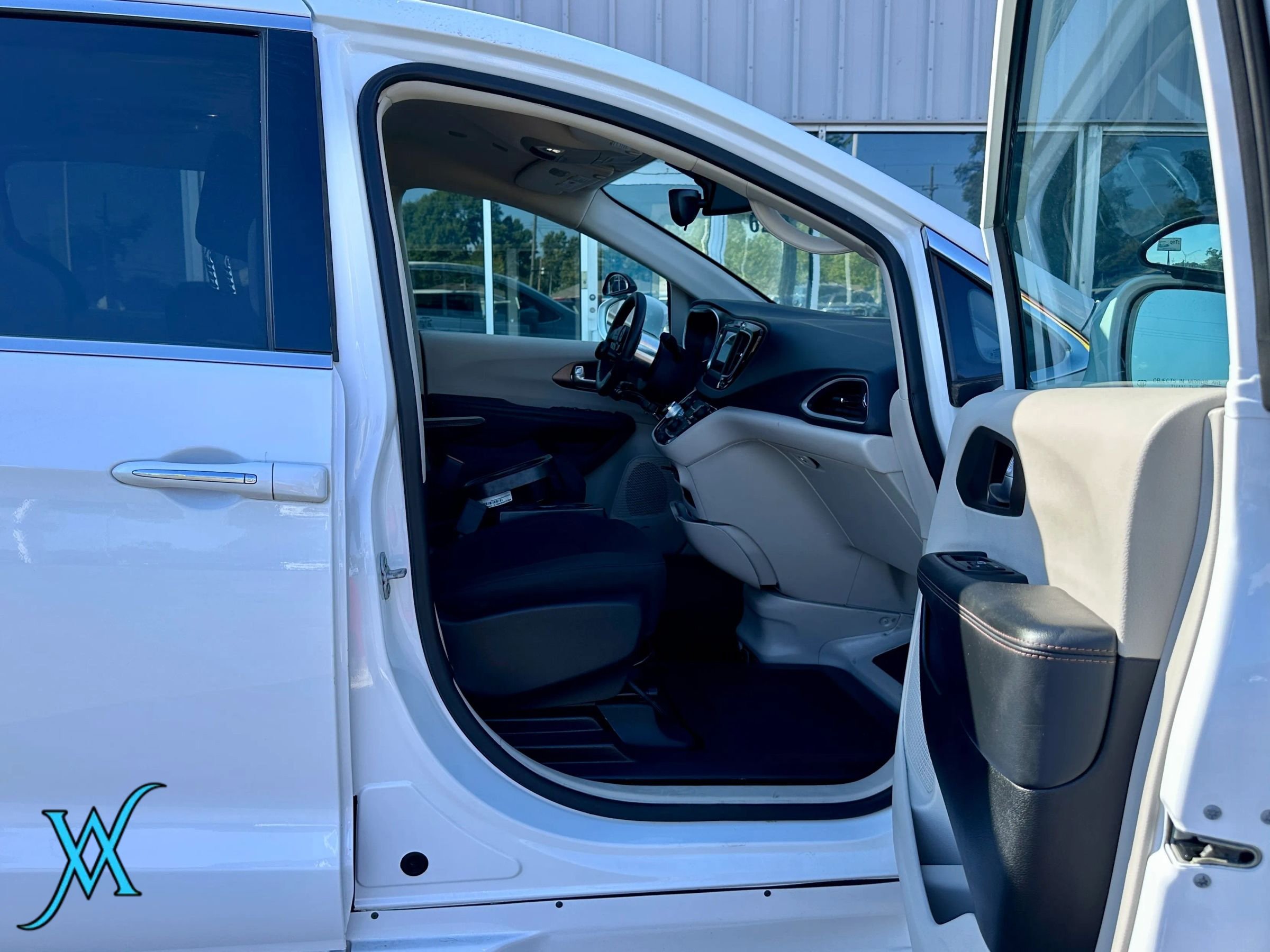 Used 2018 Chrysler Pacifica Touring Plus FWD image 18