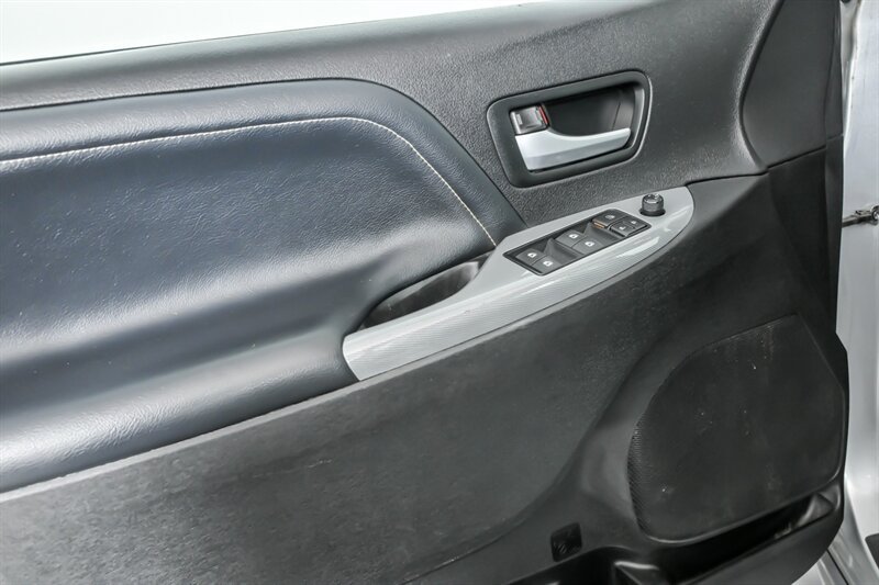 Used 2016 Toyota Sienna SE w/ SE Preferred Package FWD image 13