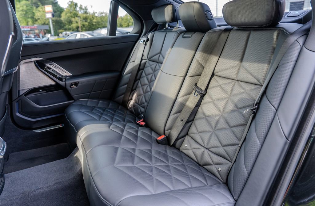 Used 2023 BMW 740i RWD image 19
