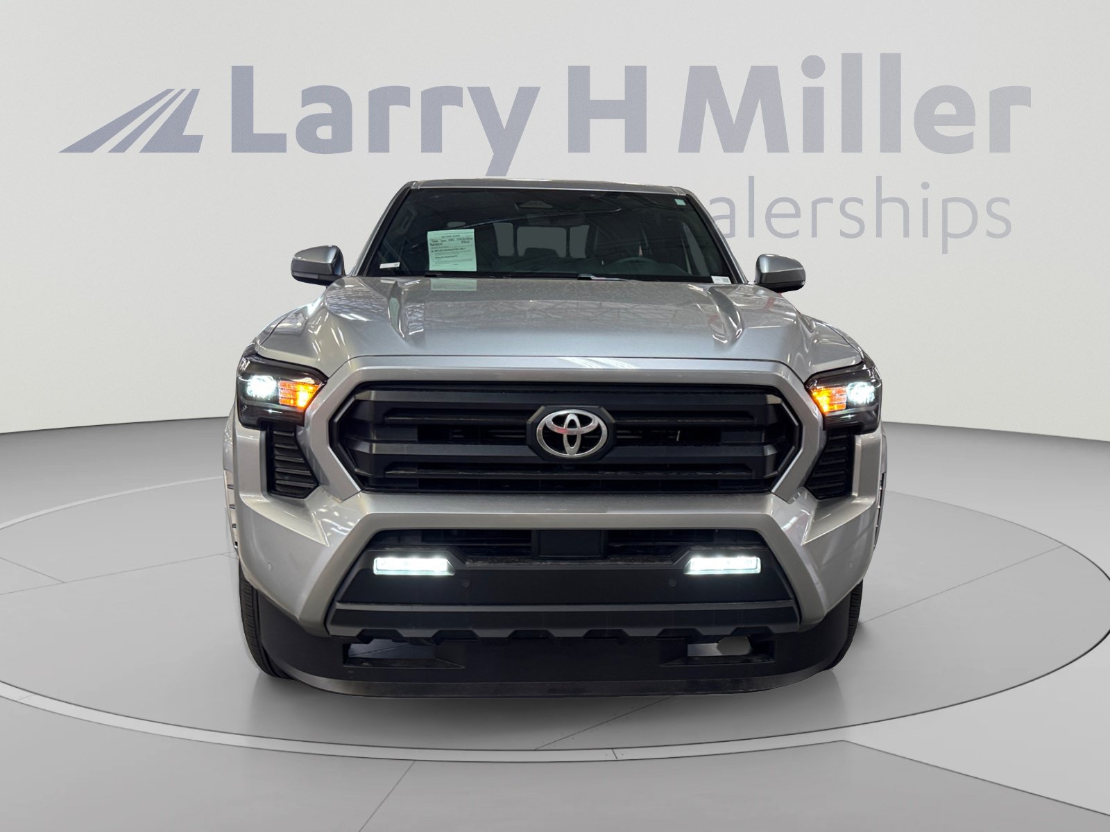 Certified 2025 Toyota Tacoma SR5 AWD/4WD image 8