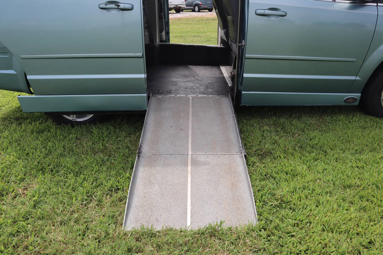 Used 2008 Chrysler Town & Country Touring image 22