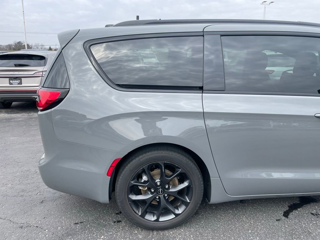 Used 2025 Chrysler Pacifica Limited image 30