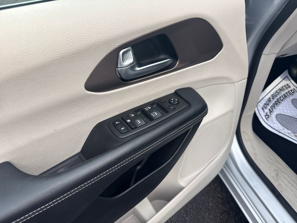 Used 2023 Chrysler Voyager LX FWD image 25