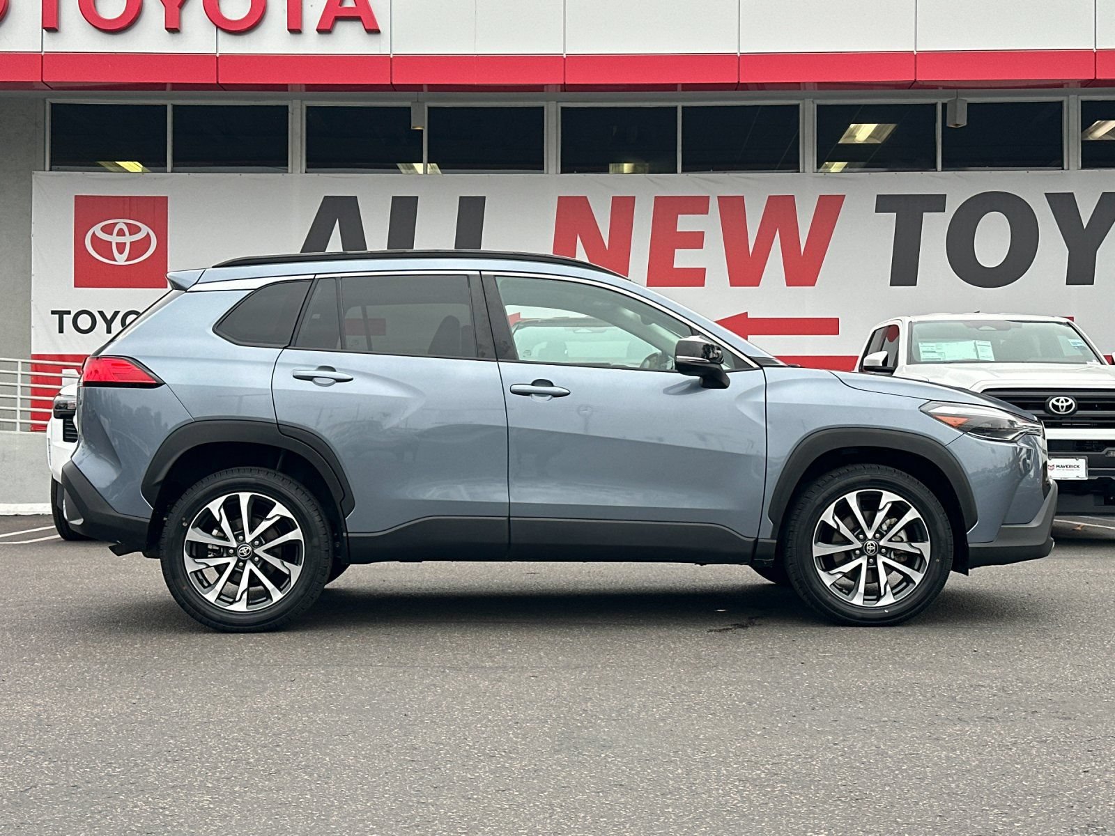 Used 2025 Toyota Corolla Cross XLE FWD image 6