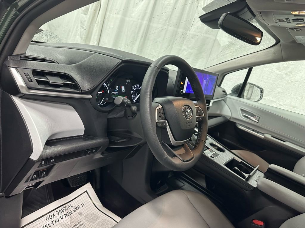 Used 2025 Toyota Sienna XLE image 15