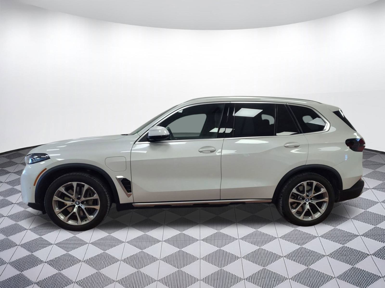 Used 2025 BMW X5 xDrive50e image 2