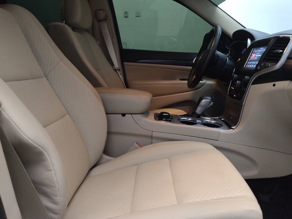 Used 2019 Jeep Grand Cherokee Laredo AWD/4WD image 21