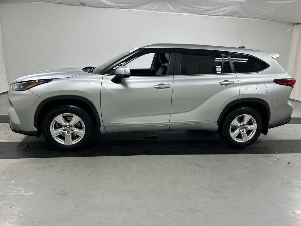 Used 2023 Toyota Highlander LE AWD/4WD image 6