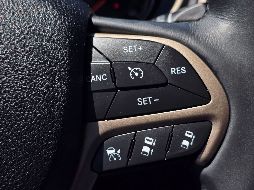 Used 2015 Jeep Cherokee Limited w/ Technology Group AWD/4WD image 28