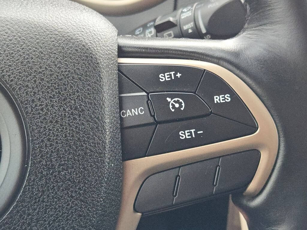 Used 2016 Jeep Cherokee Latitude w/ Cold Weather Group AWD/4WD image 31