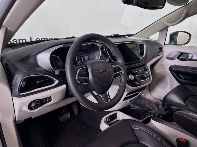 Used 2023 Chrysler Pacifica Touring-L image 9