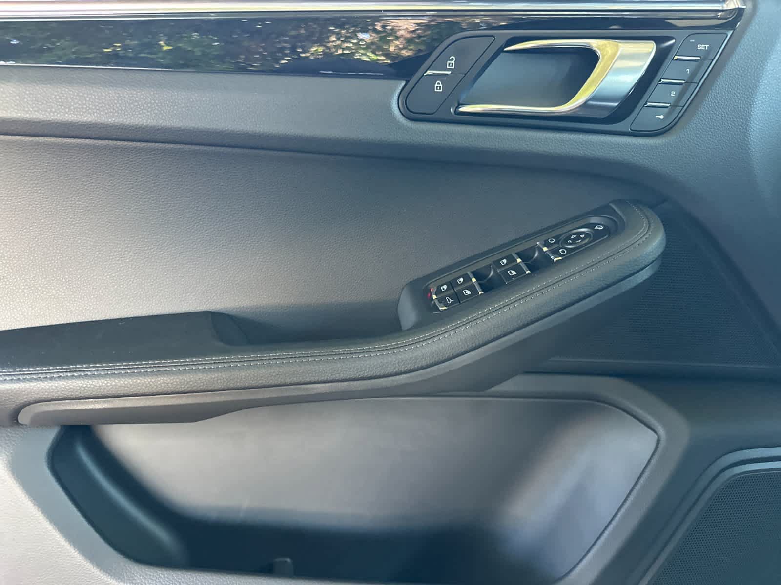 Certified 2025 Porsche Macan AWD/4WD image 12