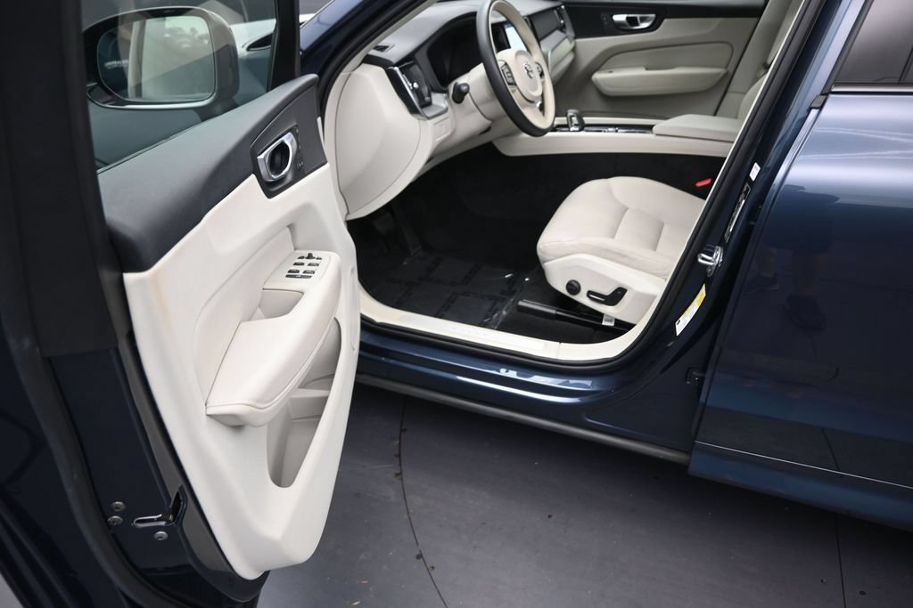 Certified 2024 Volvo XC60 B5 Core AWD/4WD image 11