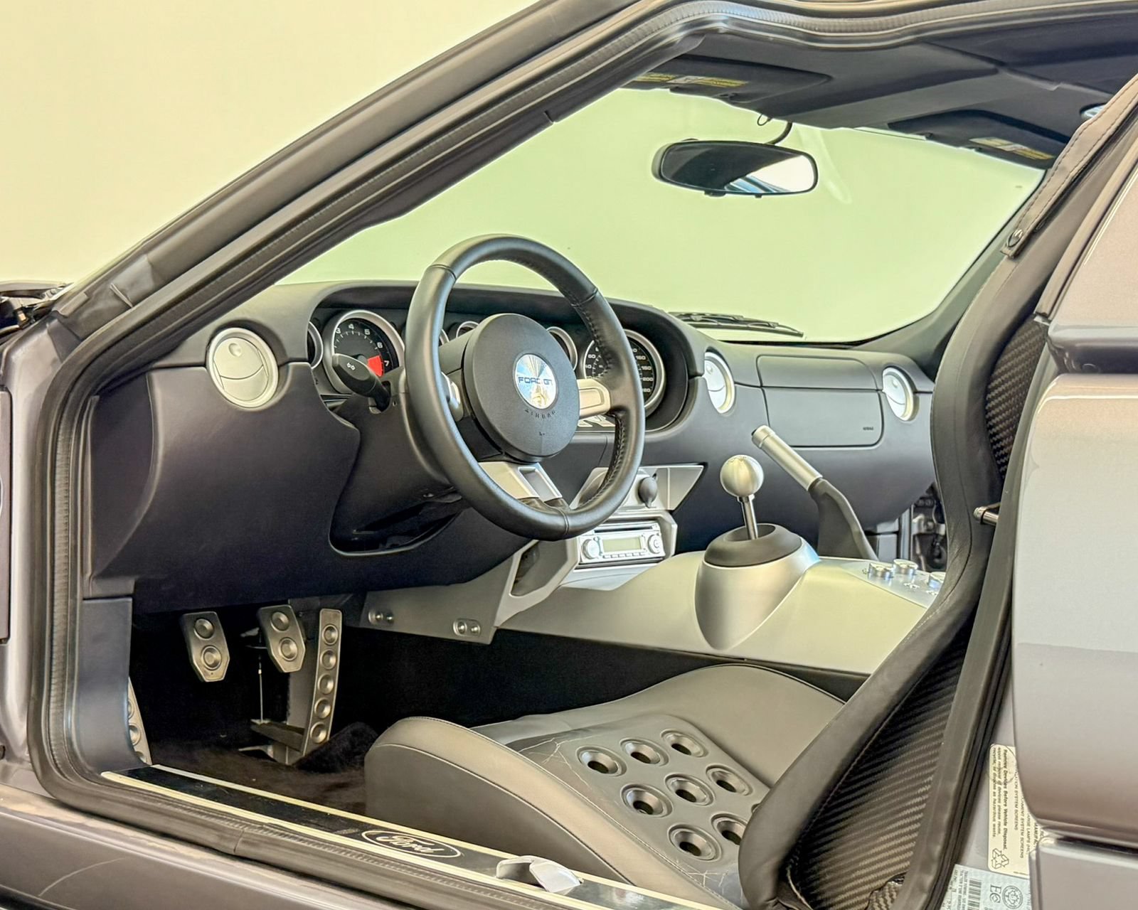 Used 2006 Ford GT RWD image 11