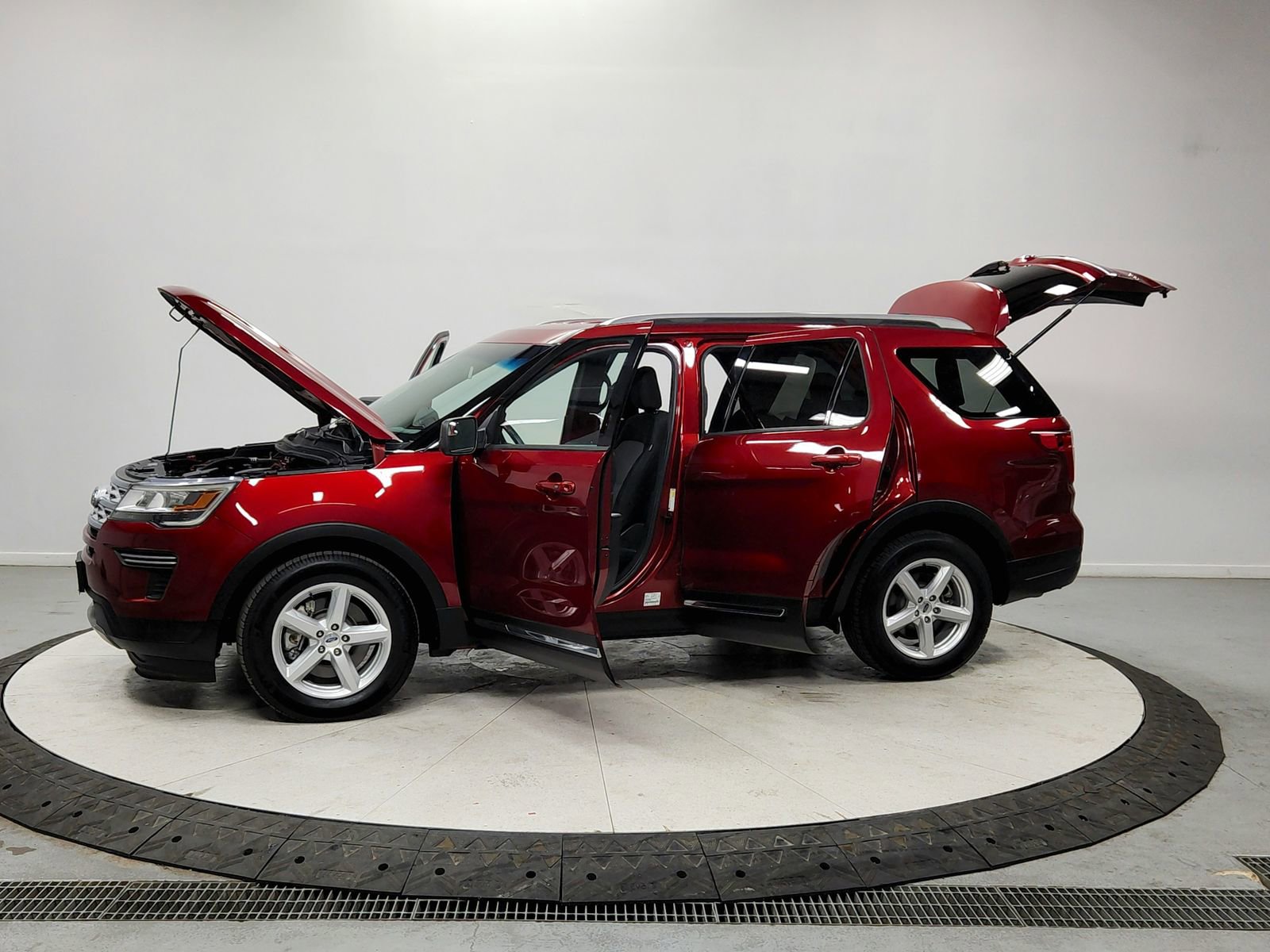 Used 2018 Ford Explorer XLT image 12