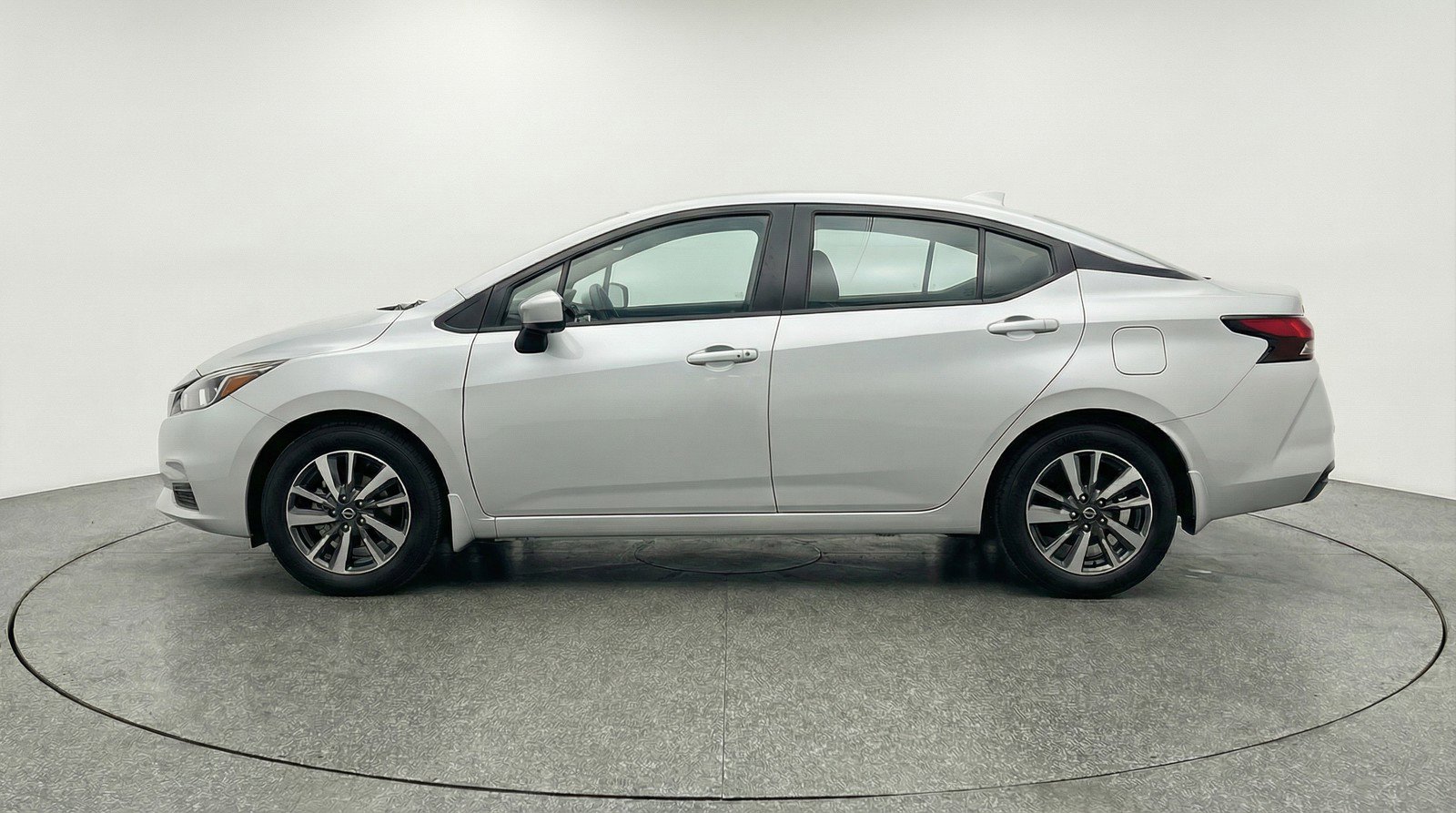 Used 2025 Nissan Versa SV image 5