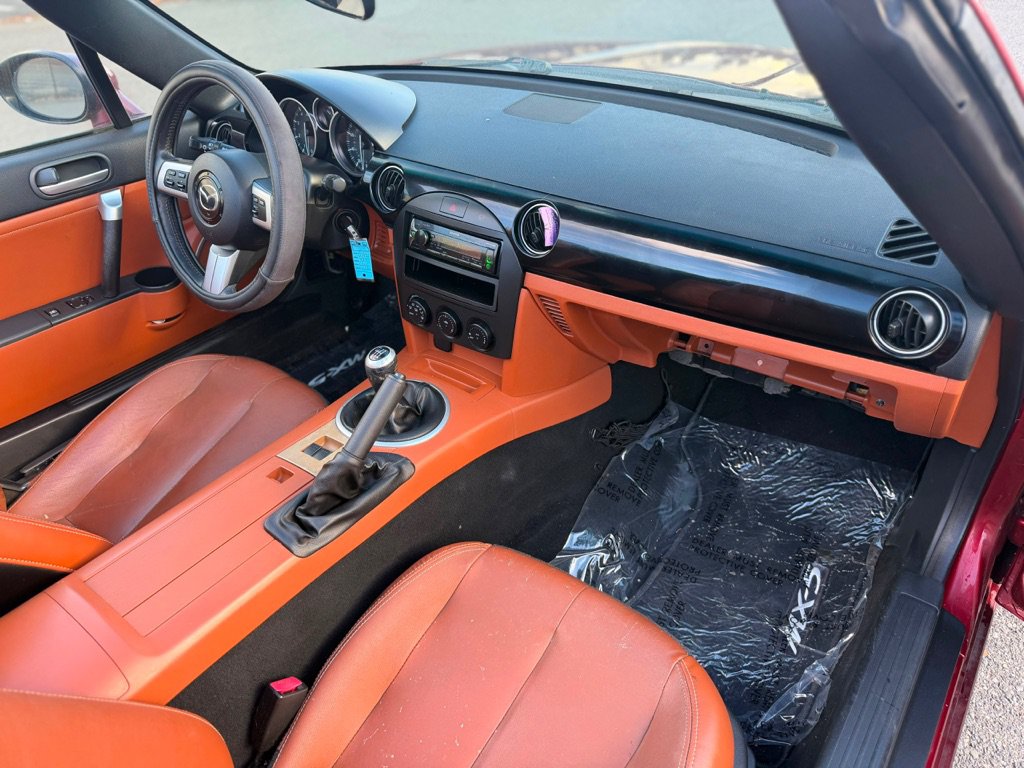 Used 2006 MAZDA MX-5 Miata Grand Touring RWD image 12