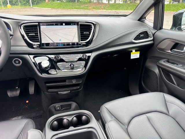 New 2027 Chrysler Pacifica Select w/ Family Tech Group AWD/4WD image 13