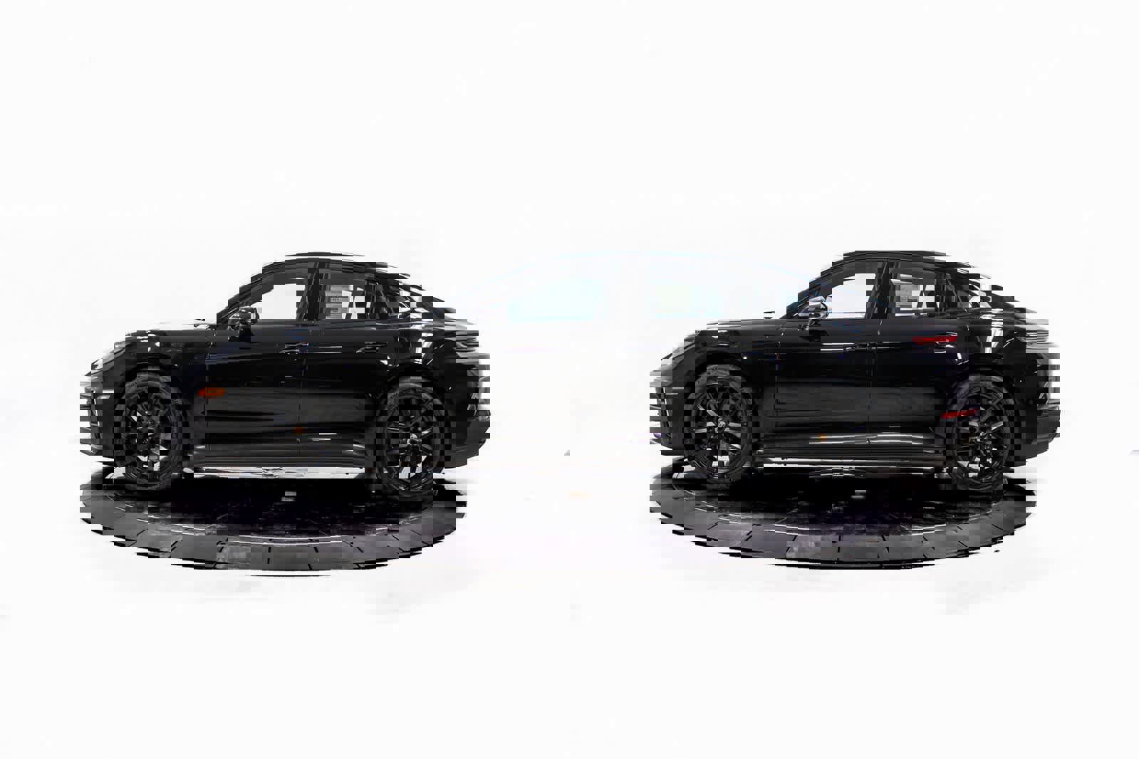 New 2025 Porsche Panamera 4 image 2